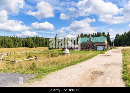 Jakuszyce, Polonia - 11 Settembre 2019: estate vista di costruzione di Orle shelter in polacco Monti Jizera Foto Stock