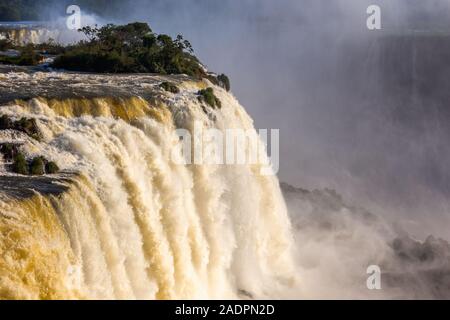 Flussi di acqua che cade dal Iguazy Falls, lato brasiliano , Foz do Iguazu, Brasile Foto Stock