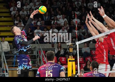 Perugia, Italia. 4° dic, 2019. szimafei zhukouski (n.11 palleggiatore sir safety conad perugia) spikeduring Sir Sicoma Monini Perugia vs Benfica Lisbona, Griglia Champions League campionato Gli uomini a Perugia, Italia, Dicembre 04 2019 - LPS/Loris Cerquiglini Credito: Loris Cerquiglini/LP/ZUMA filo/Alamy Live News Foto Stock