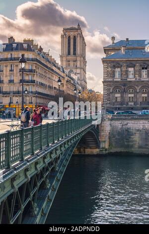 Parigi, Francia - 7 Novembre 2019: le torri della cattedrale di Notre Dame, dal ponte di Arcole Foto Stock