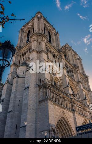 Parigi, Francia - 7 Novembre 2019: accanto alla cattedrale di Notre Dame, su Arcole street. La piazza, chiuso per lavori di restauro Foto Stock
