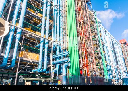 Parigi, Francia - 7 Novembre 2019: Centro nazionale di arte e di cultura Georges Pompidou, (Renzo Piano e Richard Rogers, 1977) design industriale. Elezione Foto Stock