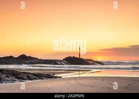 Bude, North Cornwall, Inghilterra. Mercoledì 4 dicembre 2019. Regno Unito Meteo. Dopo una fredda ma giorno asciutto, il sole tramonta oltre il frangiflutti su Summerleaze Beach in Bude,North Cornwall. Il tempo viene impostato per cambiare nel Sud Ovest con un crescente brezza e aumento delle temperature. Terry Mathews/Alamy Live News. Foto Stock