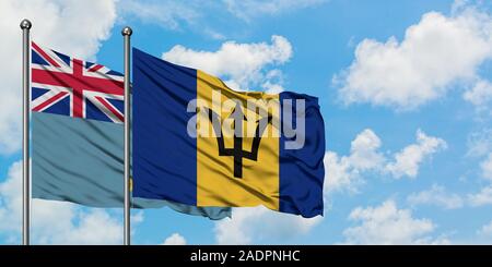 Tuvalu e Barbados bandiera sventolare nel vento contro bianco torbido cielo blu insieme. Concetto di Diplomazia e relazioni internazionali. Foto Stock