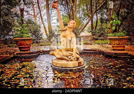 Un mermaid Fontana sorge in una foglia-disseminata in piscina i Bellingrath Gardens, Feb 24, 2018 in Theodore, Alabama. Foto Stock