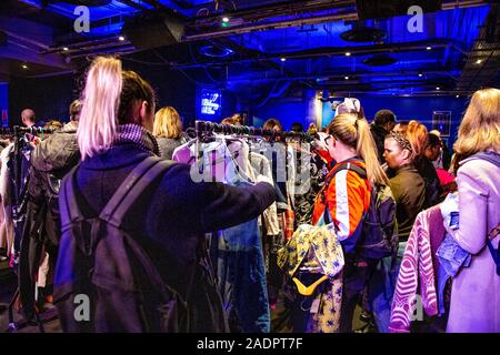 24th Novembre 2019 Londra, Regno Unito - il Grande Swish abbigliamento moda swap evento alla O2 Academy Islington Foto Stock