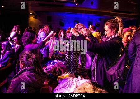 24th Novembre 2019 Londra, Regno Unito - il Grande Swish abbigliamento moda swap evento alla O2 Academy Islington Foto Stock