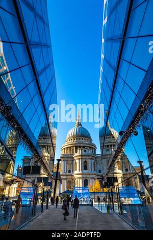 Cattedrale di St Pauls vista dal centro commerciale One New Change, Londra, Regno Unito Foto Stock