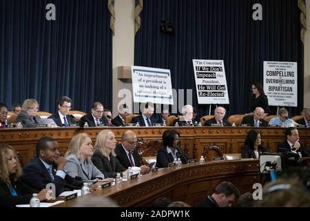 Dicembre 4, 2019, Washington, Distretto di Columbia, Stati Uniti: la casa Comitato Giudiziario nel corso di una audizione con testimonianze da quattro professori di diritto di testimoniare davanti la casa Comitato Giudiziario, che sta valutando se i crimini presidente Donald Trump è sospettato di aver commesso per quanto riguarda l'Ucraina sono impeachable reati. I testimoni sono: Noah Feldman, Felix Frankfurter professore di diritto e direttore, Julis-Rabinowitz Programma su ebraica e diritto israeliano, Pamela Karlan, Kenneth e Harle Montgomery professore di interesse pubblico diritto e condirettore della Suprema Corte Litig Foto Stock