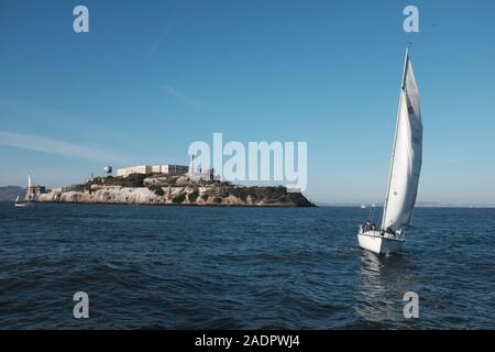 Sailing yacht oltre Alcatraz nella baia di San Francisco Foto Stock