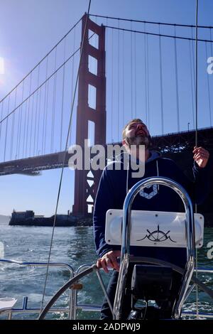 Sailing yacht sotto il Golden Gate Bridge di San Francisco Foto Stock