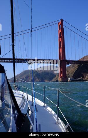 Sailing yacht sotto il Golden Gate Bridge di San Francisco Foto Stock