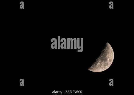 Chiara luminosa mezza luna sul cielo notturno Foto Stock