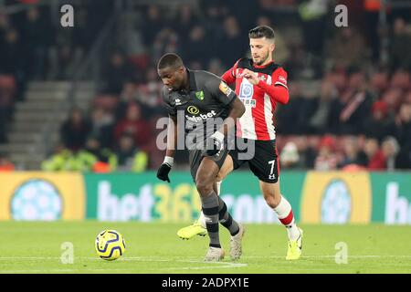 SOUTHAMPTON, Inghilterra - dicembre 4th Norwich City centrocampista Ibrahim Amadou in azione con Southampton avanti Shane a lungo durante il match di Premier League tra Southampton e Norwich City presso il St Mary's Stadium, Southampton il Mercoledì 4 dicembre 2019. (Credit: Jon Bromley | MI News) solo uso editoriale Credito: MI News & Sport /Alamy Live News Foto Stock