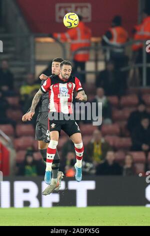 SOUTHAMPTON, Inghilterra - dicembre 4th Southampton avanti Danny Ings vince una testata durante il match di Premier League tra Southampton e Norwich City presso il St Mary's Stadium, Southampton il Mercoledì 4 dicembre 2019. (Credit: Jon Bromley | MI News) solo uso editoriale Credito: MI News & Sport /Alamy Live News Foto Stock