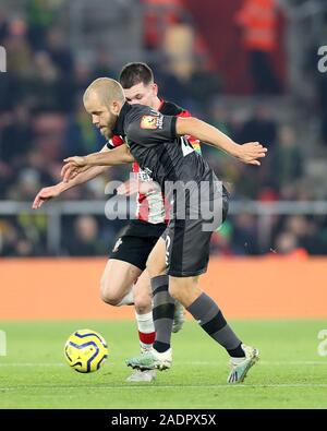 SOUTHAMPTON, Inghilterra - dicembre 4th Norwich City avanti Teemu Pukki in azione con Southampton defender Jan Bednarek durante il match di Premier League tra Southampton e Norwich City presso il St Mary's Stadium, Southampton il Mercoledì 4 dicembre 2019. (Credit: Jon Bromley | MI News) solo uso editoriale Credito: MI News & Sport /Alamy Live News Foto Stock