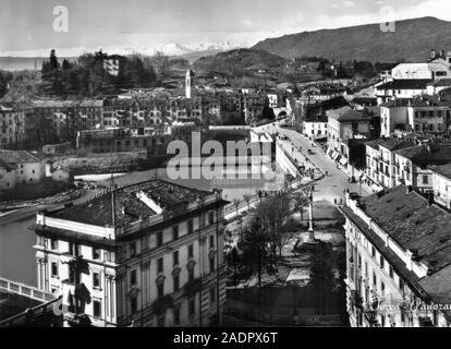 Ivrea, 1958, postalcard della città, adesso sito del Patrimonio mondiale per la storia industriale Foto Stock