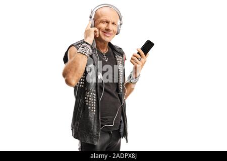 Bald punk indossando giubbotto in pelle di ascolto di musica con cuffie isolato su sfondo bianco Foto Stock