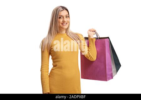 Giovane donna bionda sorridente e azienda shopping bags isolati su sfondo bianco Foto Stock