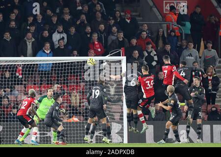 SOUTHAMPTON, Inghilterra - dicembre 4th Southampton avanti Shane Long testine a obiettivo durante il match di Premier League tra Southampton e Norwich City presso il St Mary's Stadium, Southampton il Mercoledì 4 dicembre 2019. (Credit: Jon Bromley | MI News) solo uso editoriale Credito: MI News & Sport /Alamy Live News Foto Stock