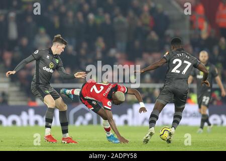 SOUTHAMPTON, Inghilterra - dicembre 4th Southampton avanti Moussa Djenepo in azione con il Norwich City centrocampista Alexander Tettey durante il match di Premier League tra Southampton e Norwich City presso il St Mary's Stadium, Southampton il Mercoledì 4 dicembre 2019. (Credit: Jon Bromley | MI News) solo uso editoriale Credito: MI News & Sport /Alamy Live News Foto Stock