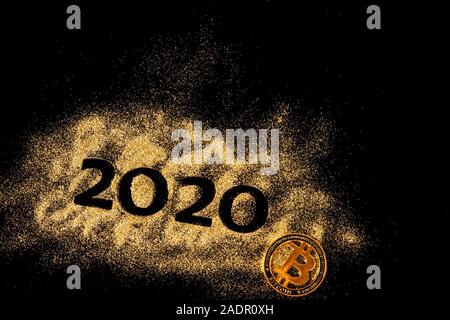Felice Anno Nuovo 2020 . Creative collage di due numeri e fatti zero fino al 2020. Bella frizzante numero d'Oro 2020 e bitcoin sul retro nero Foto Stock