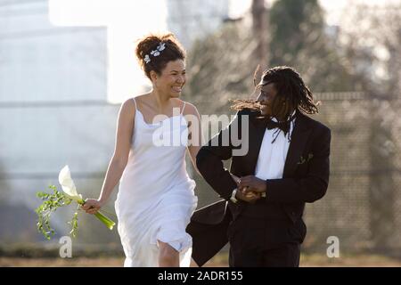 Felice americano africano giovane nel suo giorno di nozze Foto Stock