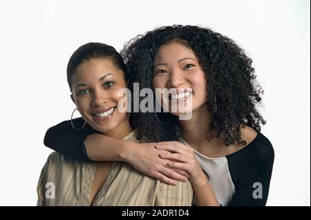 Un ritratto di afro-americani e donne asiatiche isolato su uno sfondo bianco Foto Stock