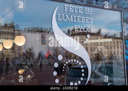 Dicembre 04, 2019 Lione, Francia : logotipo dell'evento di luci a Lione, Place Bellecour. Le intermittenze e i preparativi per la festa delle luci whic Foto Stock