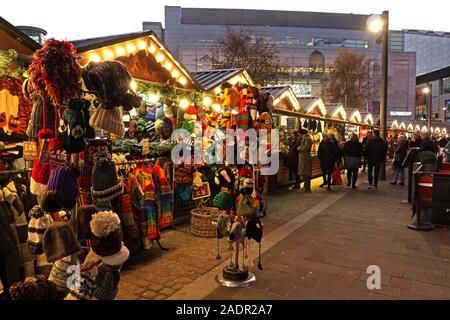 Exchange Square si trova ai mercatini di Natale di Manchester, ai mercati tedeschi, alle celebrazioni natalizie di Manchester, al dettaglio nel centro della città Foto Stock