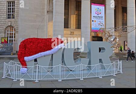 Cappello di Natale su un MCR, decorazioni di Natale, fuori Manchester Central Library, Piazza San Pietro, Manchester M2 5PD Foto Stock