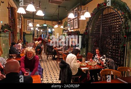 MR Thomas's Chop House Interior, James Binney House, 52 Cross St, Manchester, Inghilterra, Regno Unito, M2 7AR Foto Stock