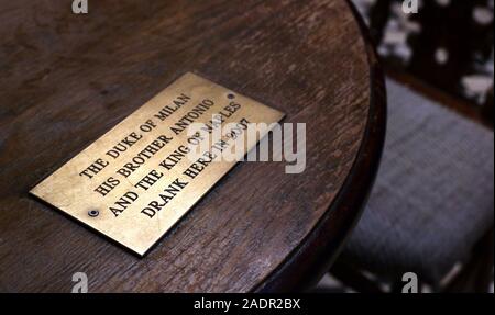 Table, Duca di Milano,Antonio,2007,MR Thomas's Chop House interior, James Binney House, 52 Cross St, Manchester, Inghilterra, Regno Unito, M2 7AR Foto Stock