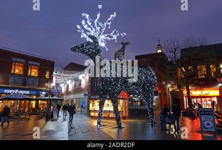 Golden Square Shopping Center e Old Market Place a Christmas, Warrington Town Center, Cheshire, Inghilterra, Regno Unito, WA1, al tramonto, decorazioni Foto Stock