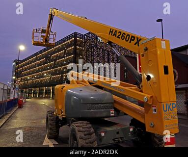 Haulottes 26m altezza di lavoro sollevatore con braccio articolato 4RM, in loco durante la ristrutturazione di Time Square, durante i lavori di costruzione, Warrington, Cheshire, Inghilterra, WA1 Foto Stock