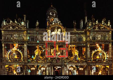 Dicembre 04, 2019 Lione, Francia : un giorno prima dell'evento di luci a Lione, Place Bellecour. Le intermittenze e i preparativi per il festival di paglierino Foto Stock