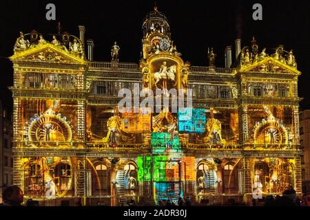 Dicembre 04, 2019 Lione, Francia : un giorno prima dell'evento di luci a Lione, Place Bellecour. Le intermittenze e i preparativi per il festival di paglierino Foto Stock