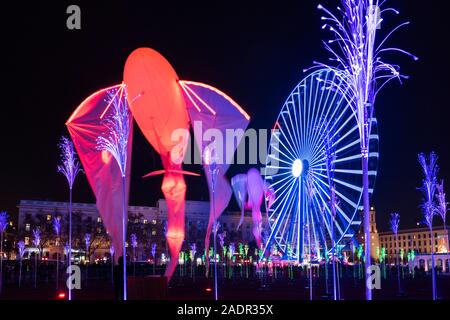 Dicembre 04, 2019 Lione, Francia : un giorno prima dell'evento di luci a Lione, Place Bellecour. Le intermittenze e i preparativi per il festival di paglierino Foto Stock