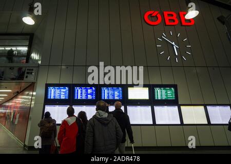 VIENNA, Austria - 6 Novembre 2019: scheda di partenze di Wien Hauptbahnhof con passeggeri sta guardando e in attesa di prendere i treni nelle principali r Foto Stock