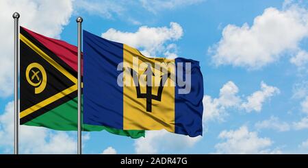 Vanuatu e Barbados bandiera sventolare nel vento contro bianco torbido cielo blu insieme. Concetto di Diplomazia e relazioni internazionali. Foto Stock