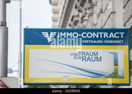 VIENNA, Austria - 6 Novembre 2019: Immo-Contract logo nella parte anteriore del loro ufficio principale di Vienna. Immo contratto è uno dei principali agenti immobiliari e Foto Stock