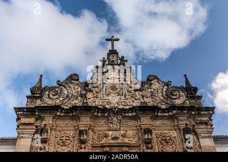 Vista della bella e antica chiesa coloniale nel centro storico della città di Salvador de Bahia, Brasile, Foto Stock