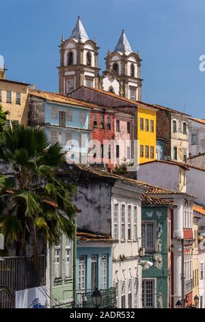 Bellissima vista alla chiesa coloniale ed edifici nel centro storico della città di Salvador de Bahia, Brasile, Foto Stock