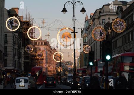 Le luci di natale decorazione lungo il filamento Foto Stock