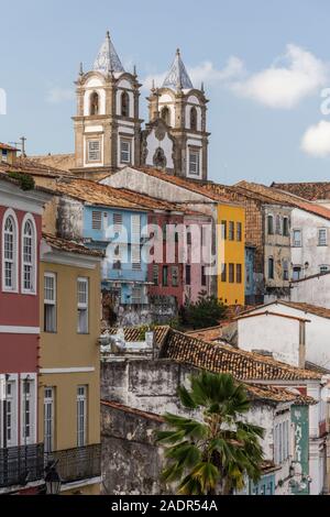 Bellissima vista alla chiesa coloniale ed edifici nel centro storico della città di Salvador de Bahia, Brasile, Foto Stock