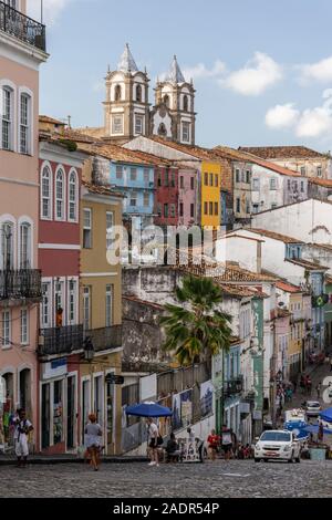 Bellissima vista alla chiesa coloniale ed edifici nel centro storico della città di Salvador de Bahia, Brasile, Foto Stock