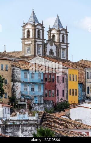 Bellissima vista alla chiesa coloniale ed edifici nel centro storico della città di Salvador de Bahia, Brasile, Foto Stock