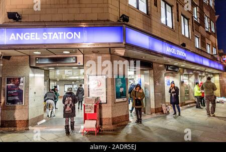 Stazione della metropolitana di Angel di notte London REGNO UNITO Foto Stock