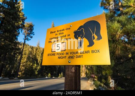 Avvertenza su Black Bear break-ins in un campeggio nel parco nazionale di Sequoia, CALIFORNIA, STATI UNITI D'AMERICA Foto Stock