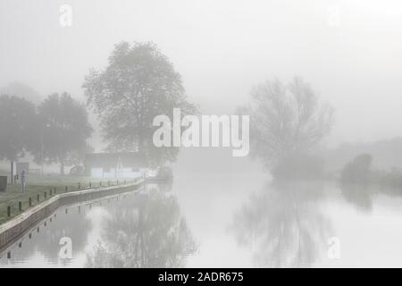 Misty riflessioni sul fiume Bure a Coltishall, Norfolk Foto Stock